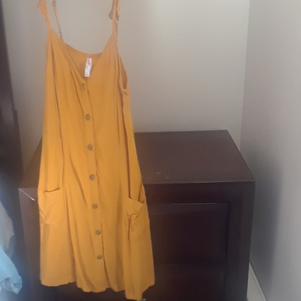 Cute yellow dress with pockets!